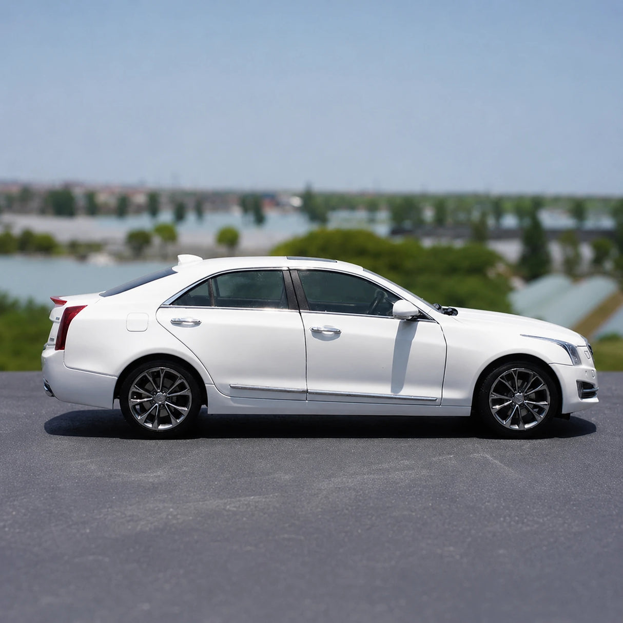 OEM Cadillac 2014 ATS-L White 1:18 – Kolekcjonerski model odlewany