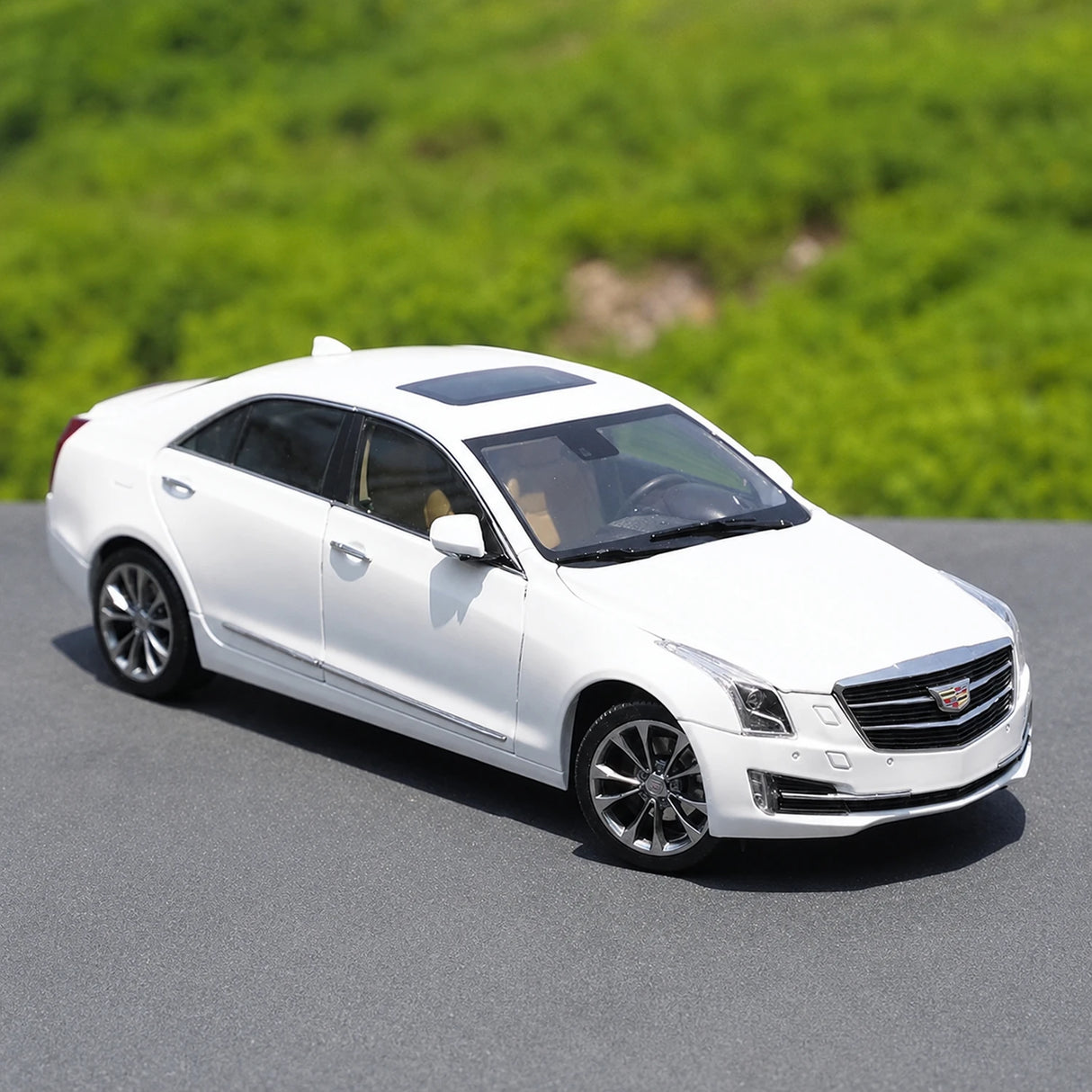 OEM Cadillac 2014 ATS-L White 1:18 – Kolekcjonerski model odlewany