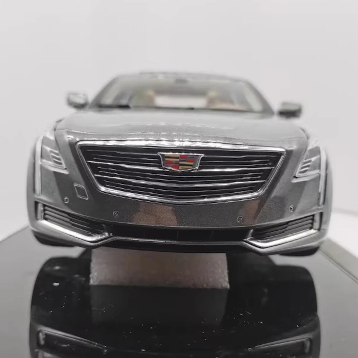 OEM Cadillac 2016 CT6 Gray 1:18 – Kolekcjonarski model odlewany