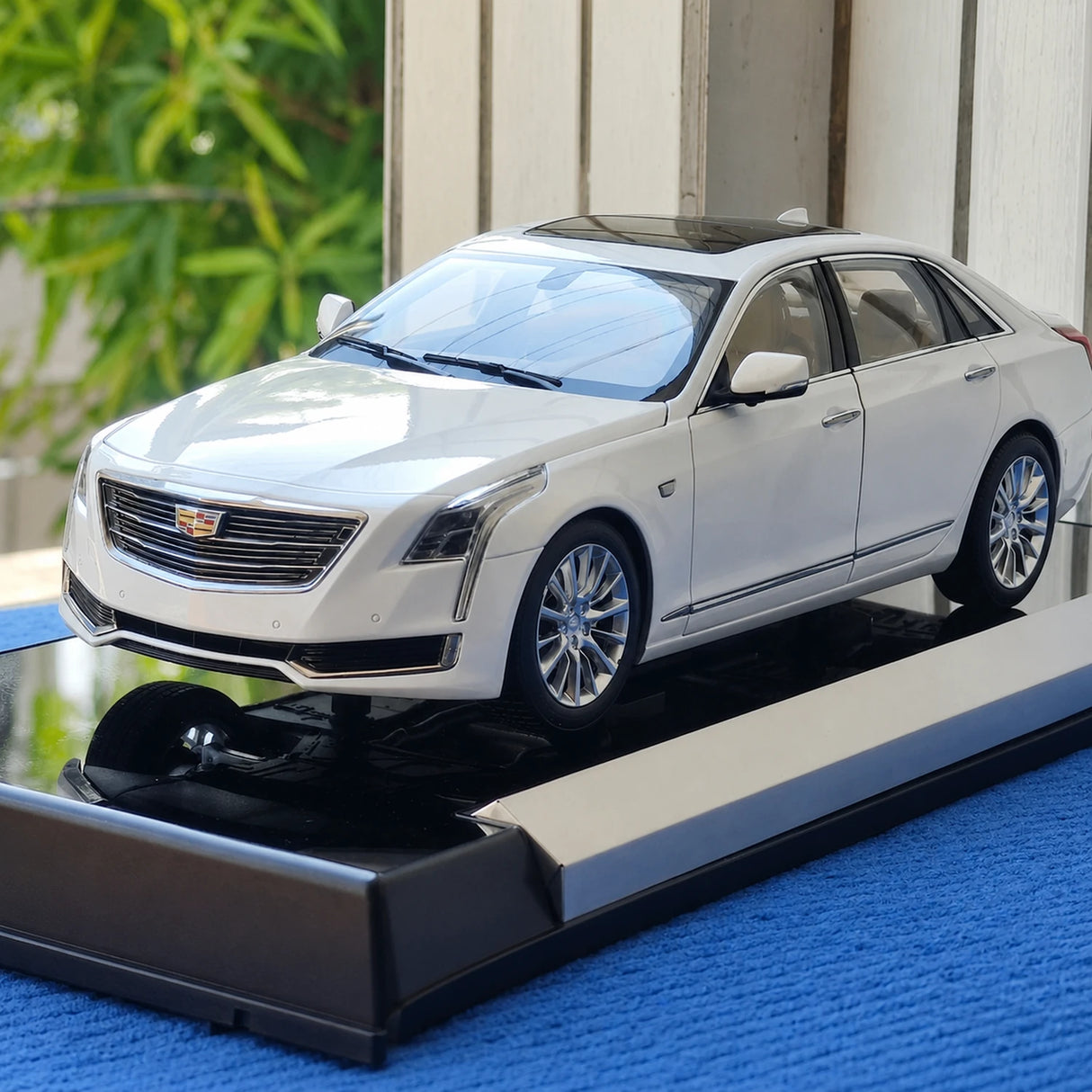 OEM Cadillac 2016 CT6 White 1:18 – Collectible Diecast Model Die-Cast