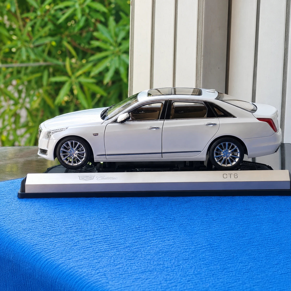 OEM Cadillac 2016 CT6 White 1:18 – Collectible Diecast Model Die-Cast