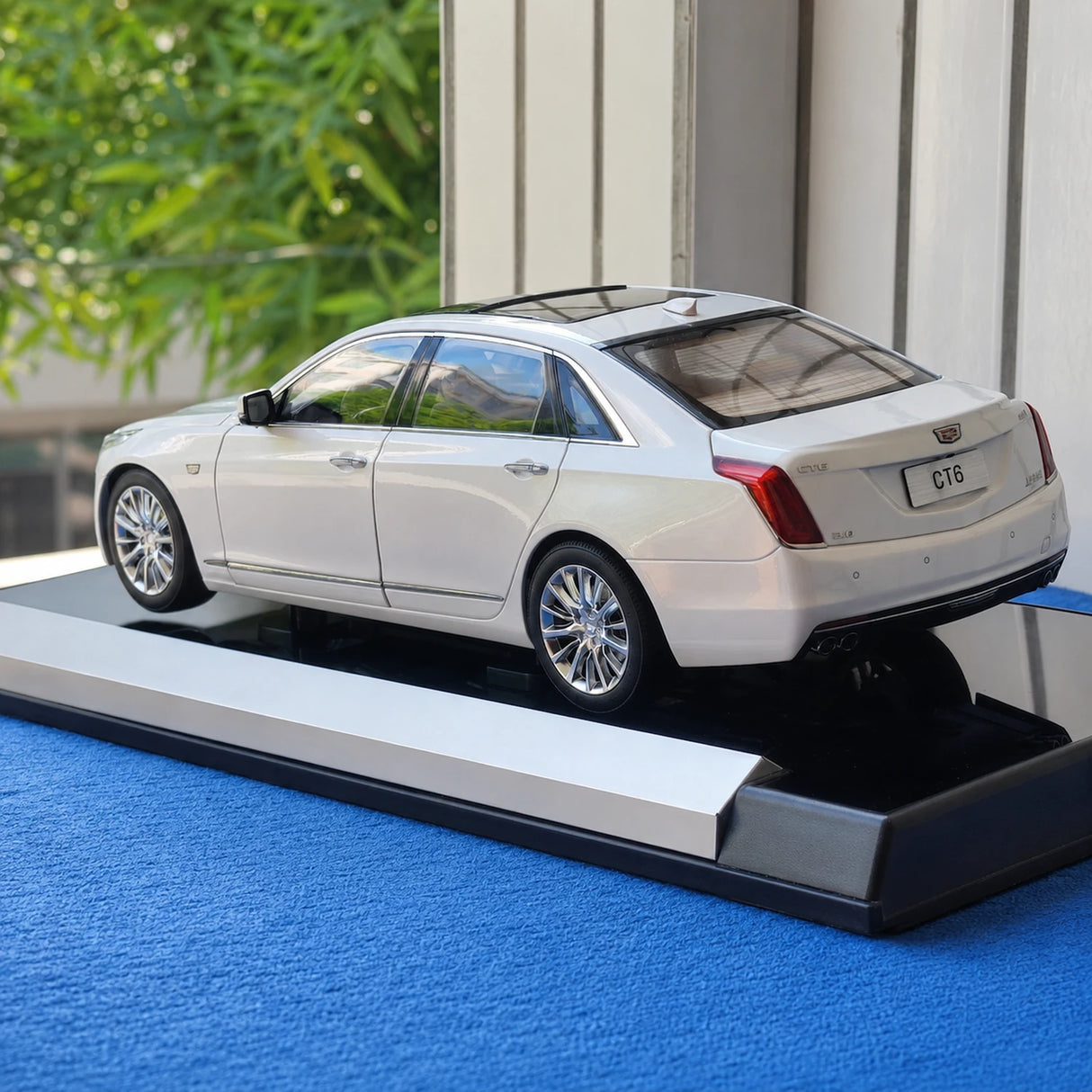 OEM Cadillac 2016 CT6 White 1:18 – Collectible Diecast Model Die-Cast