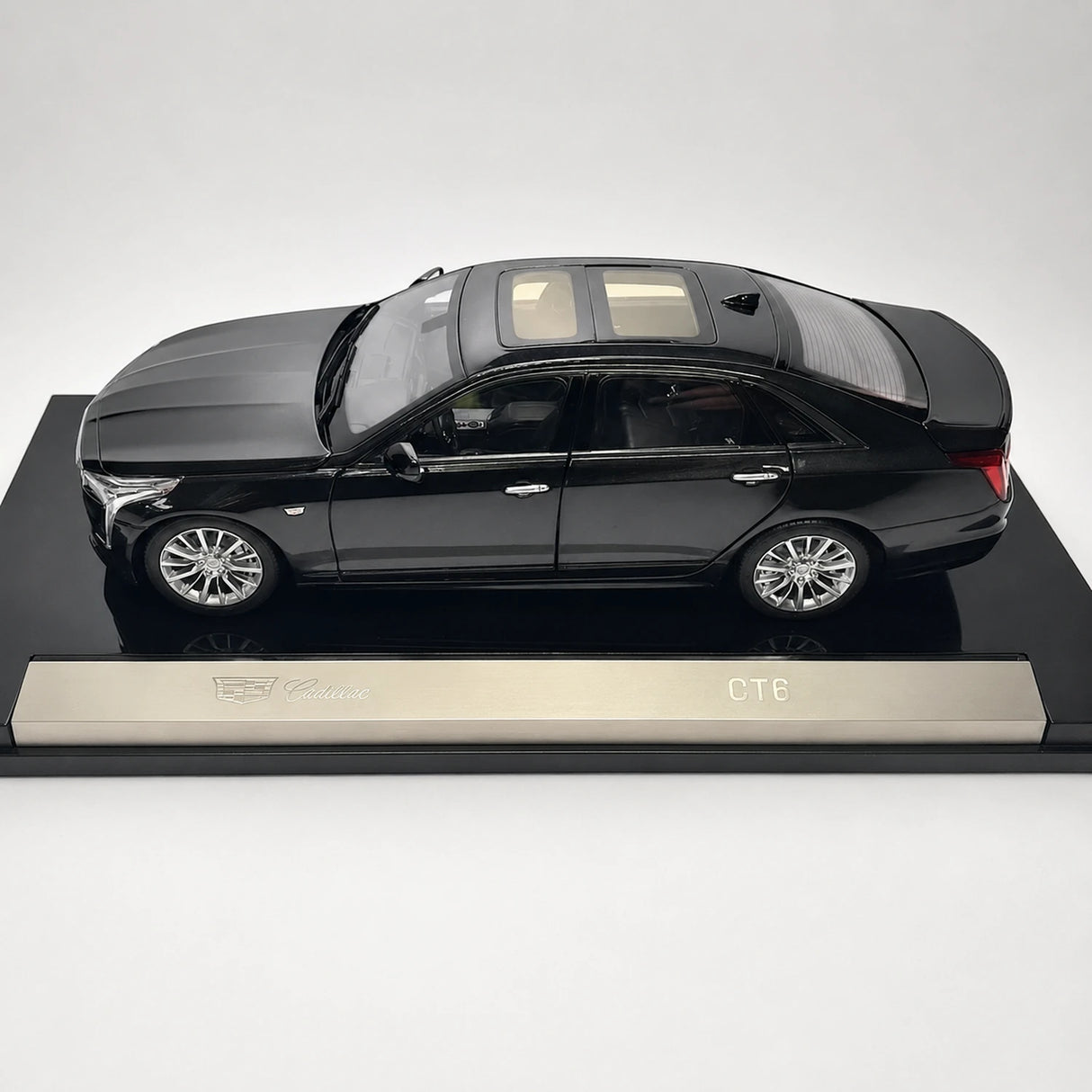 OEM Cadillac 2019 CT6 Black 1:18 – Collectible Diecast Model Die-Cast