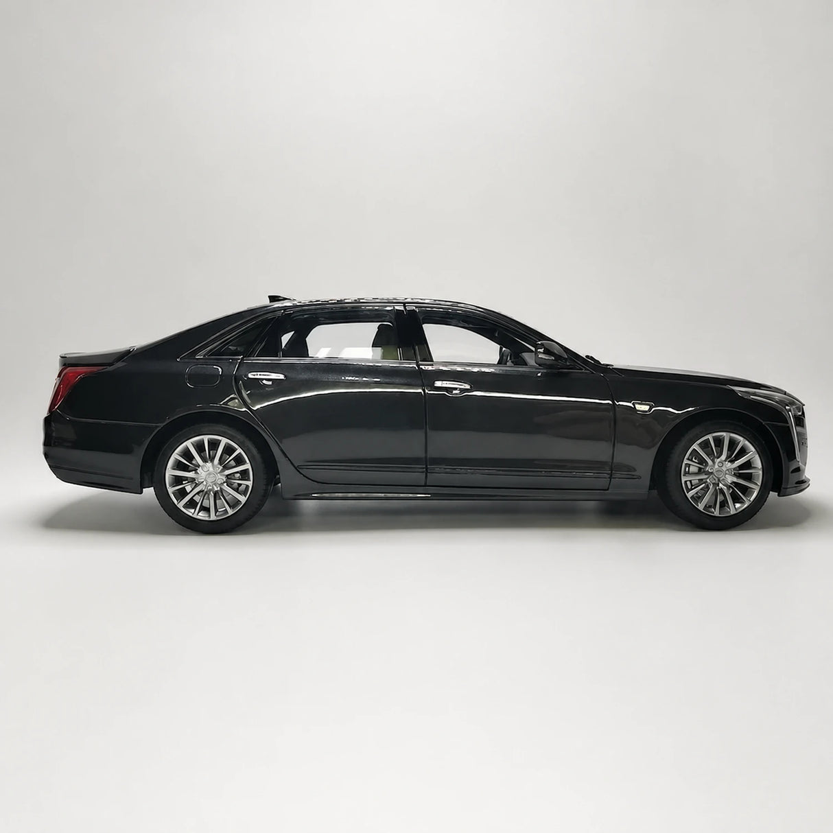 OEM Cadillac 2019 CT6 Black 1:18 – Collectible Diecast Model Die-Cast