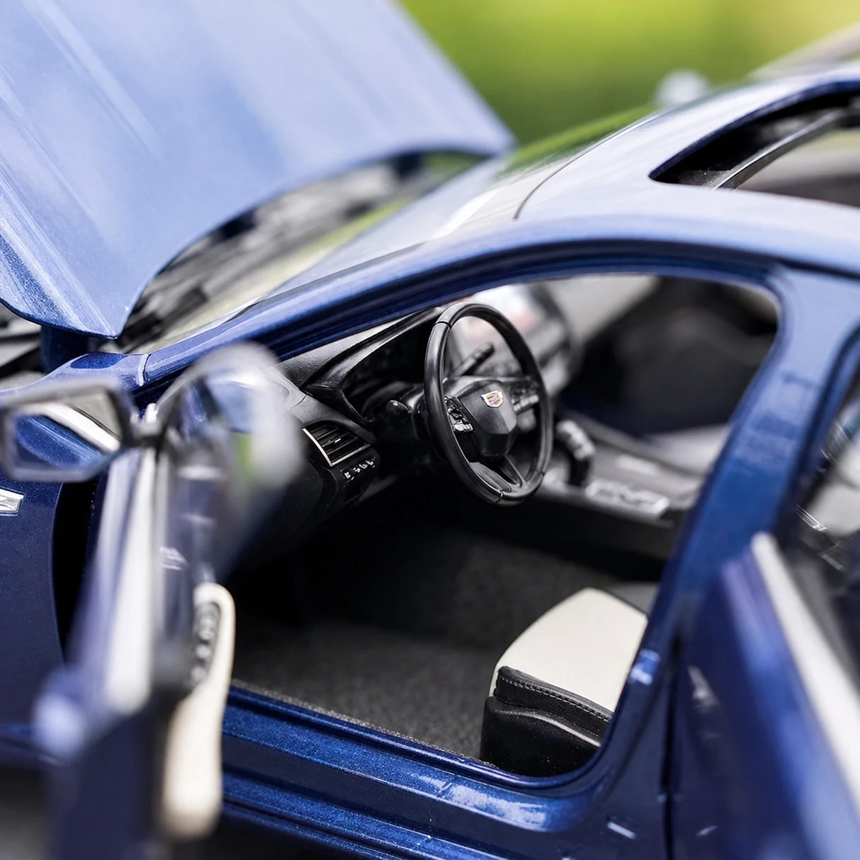 OEM Cadillac 2021 CT5 Blue 1:18 – Kolekcjonerski model odlewany