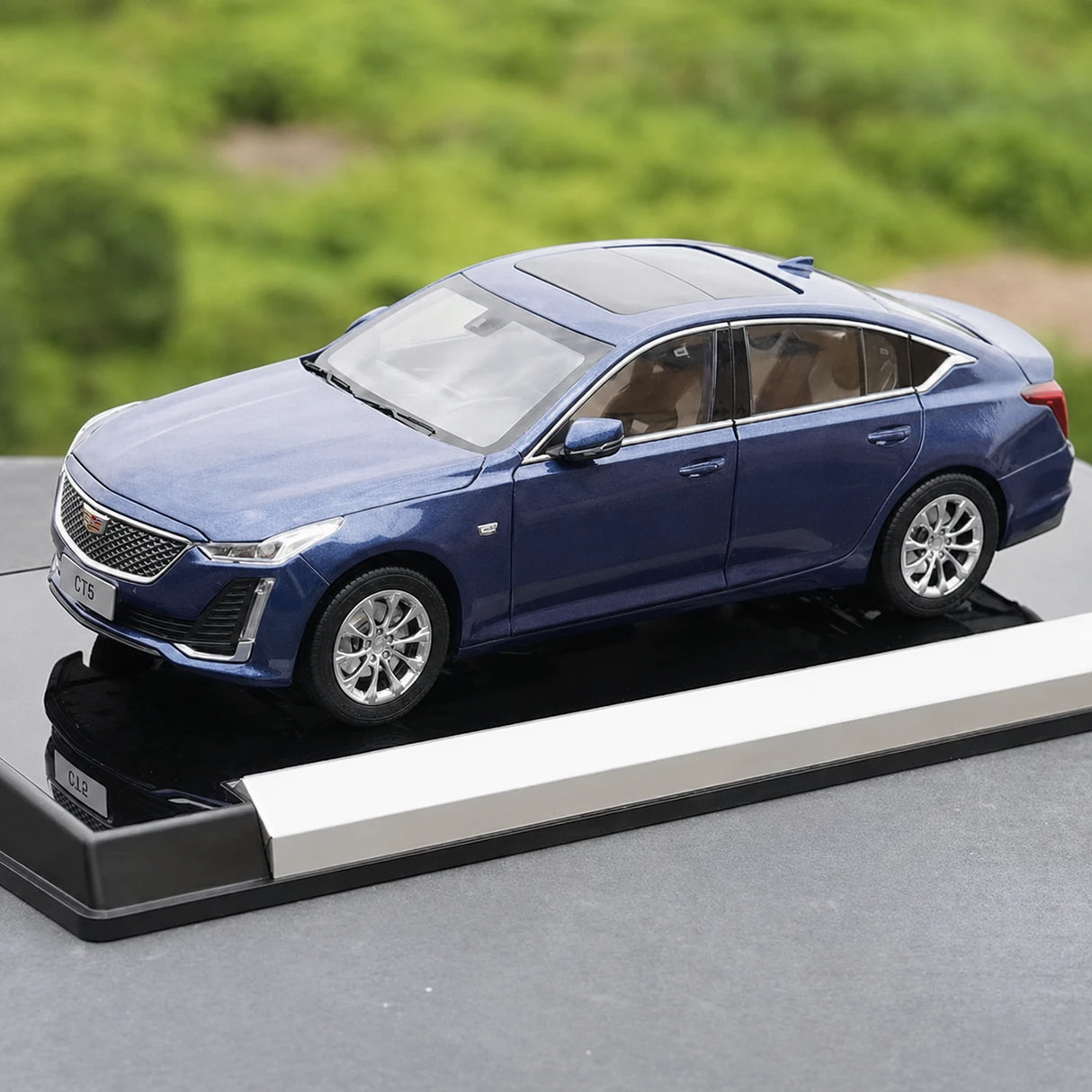 OEM Cadillac 2021 CT5 Blue 1:18 – Kolekcjonerski model odlewany