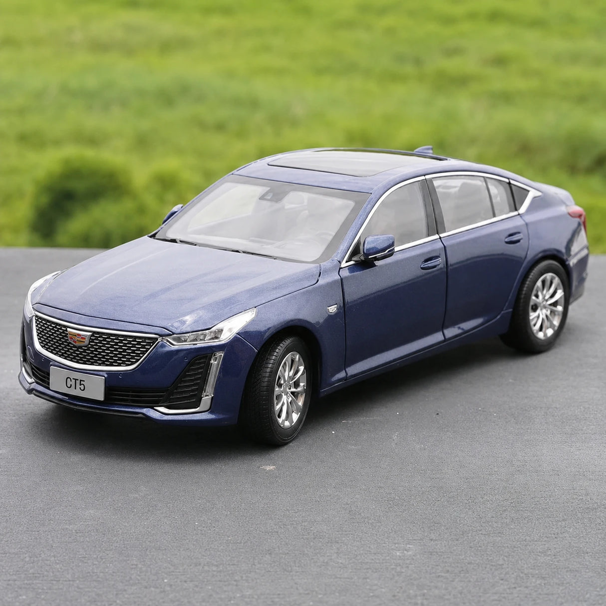 OEM Cadillac 2021 CT5 Blue 1:18 – Kolekcjonerski model odlewany