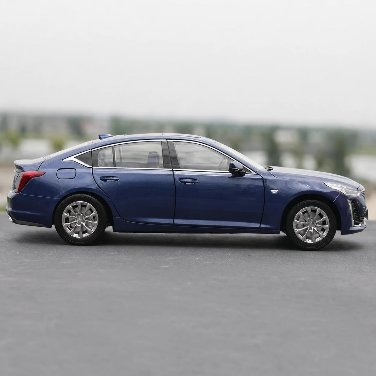 OEM Cadillac 2021 CT5 Blue 1:18 – Kolekcjonerski model odlewany