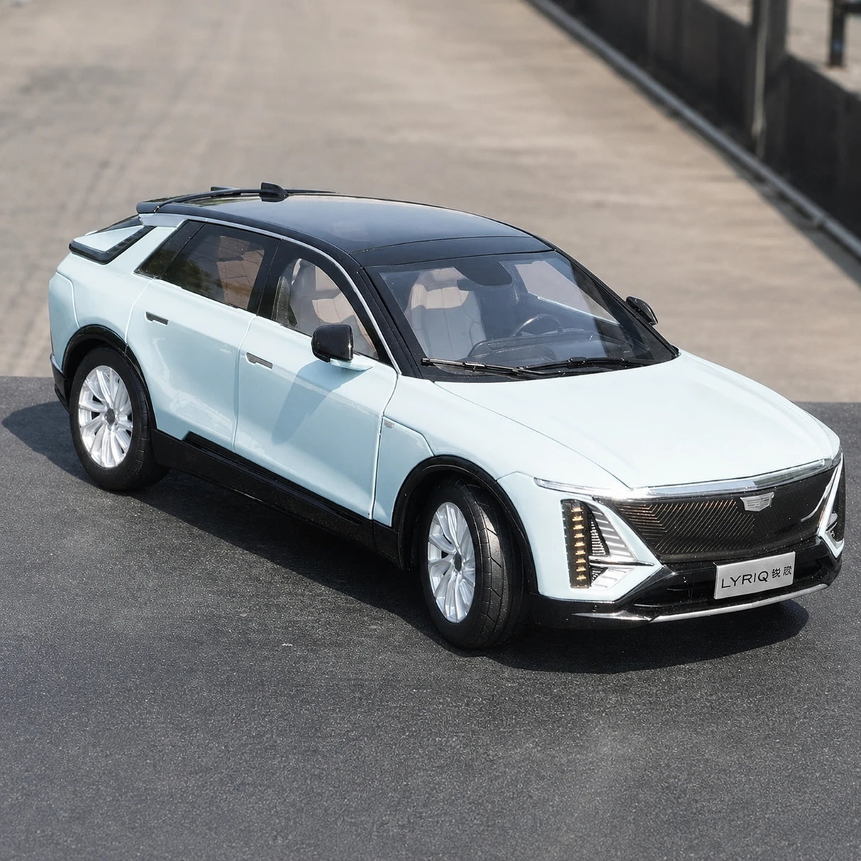 OEM Cadillac 2022 Lyriq Blue 1:18 – Kolekcjonerski model odlewany