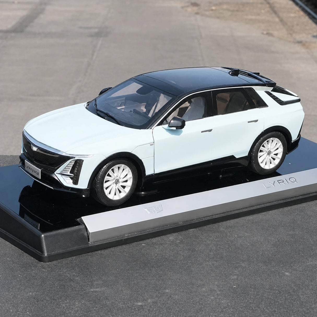OEM Cadillac 2022 Lyriq Blue 1:18 – Kolekcjonerski model odlewany