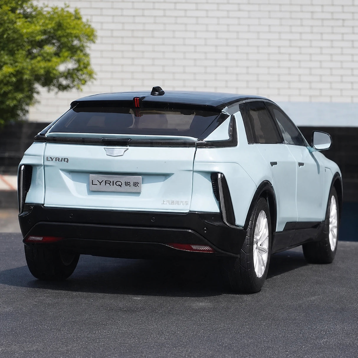 OEM Cadillac 2022 Lyriq Blue 1:18 – Kolekcjonerski model odlewany