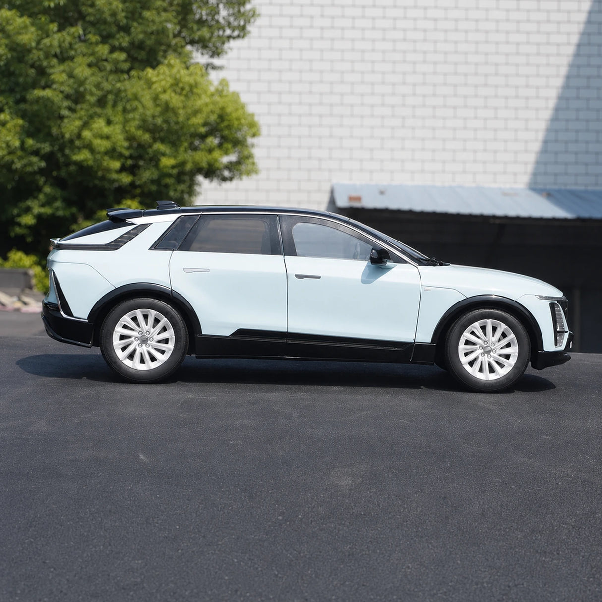 OEM Cadillac 2022 Lyriq Blue 1:18 – Kolekcjonerski model odlewany
