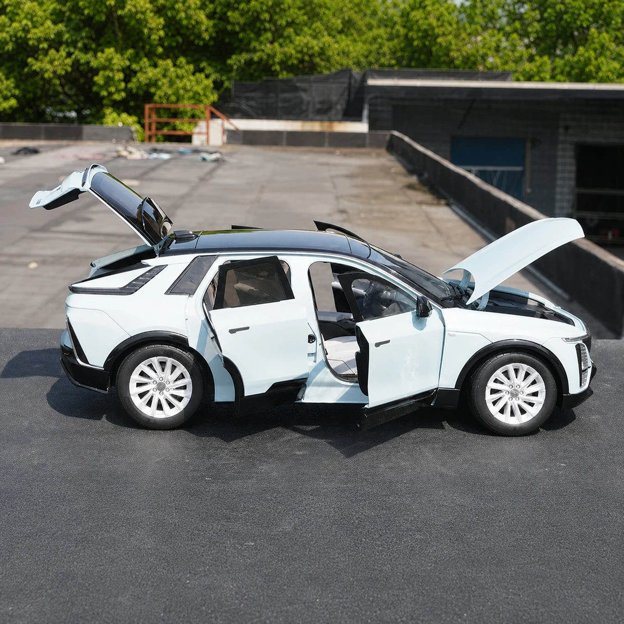 OEM Cadillac 2022 Lyriq Blue 1:18 – Kolekcjonerski model odlewany