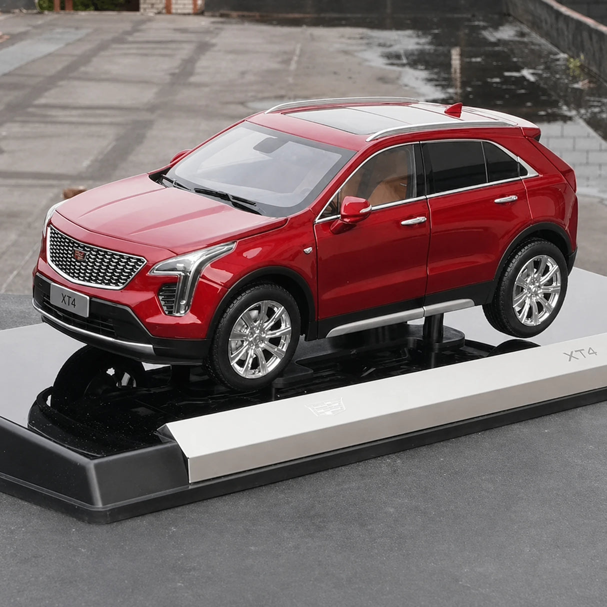 OEM Cadillac 2022 XT4 Red 1:18 – Collectible Diecast Model Die-Cast