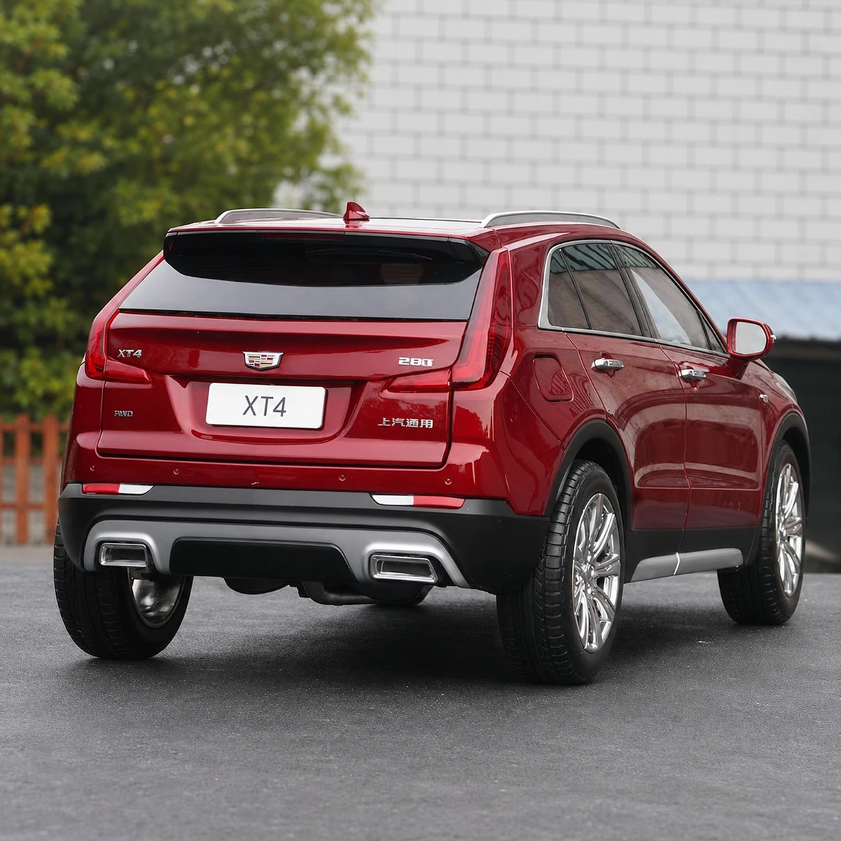 OEM Cadillac 2022 XT4 Red 1:18 – Collectible Diecast Model Die-Cast