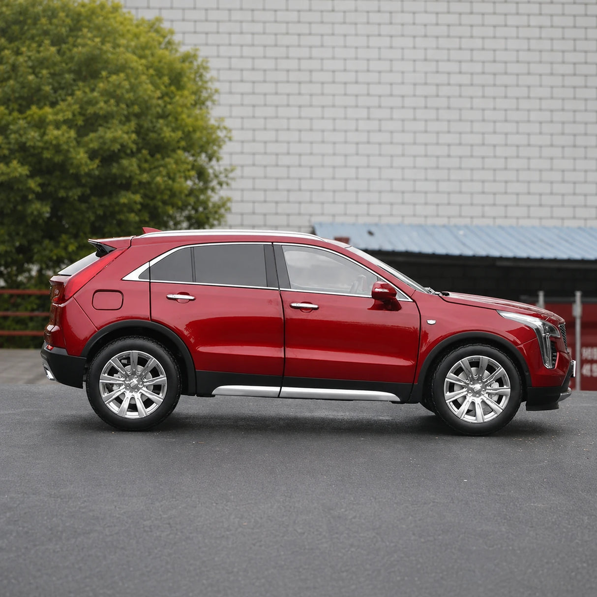 OEM Cadillac 2022 XT4 Red 1:18 – Collectible Diecast Model Die-Cast