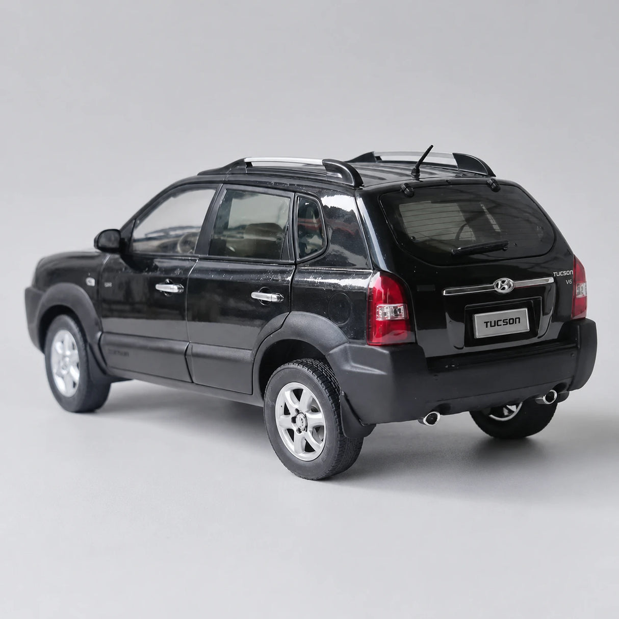 OEM Hyundai 2004 Tucson Black 1:18 – Collectible Diecast Model Die-Cast