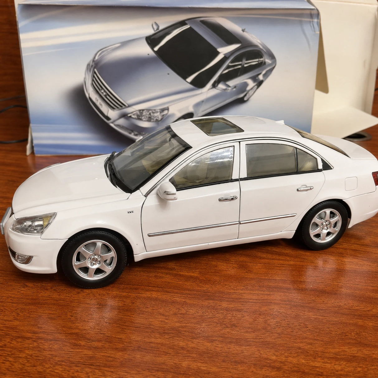 OEM Hyundai 2009 Sonata White 1:18 – Collectible Diecast Model Die-Cast