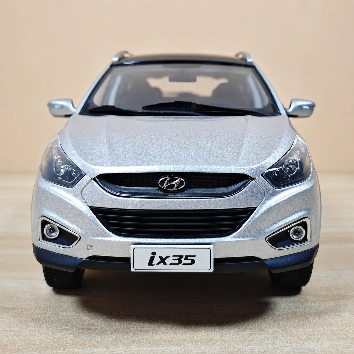 OEM Hyundai 2010 ix35 Silver 1:18 – kolekcjonerski model odlewany