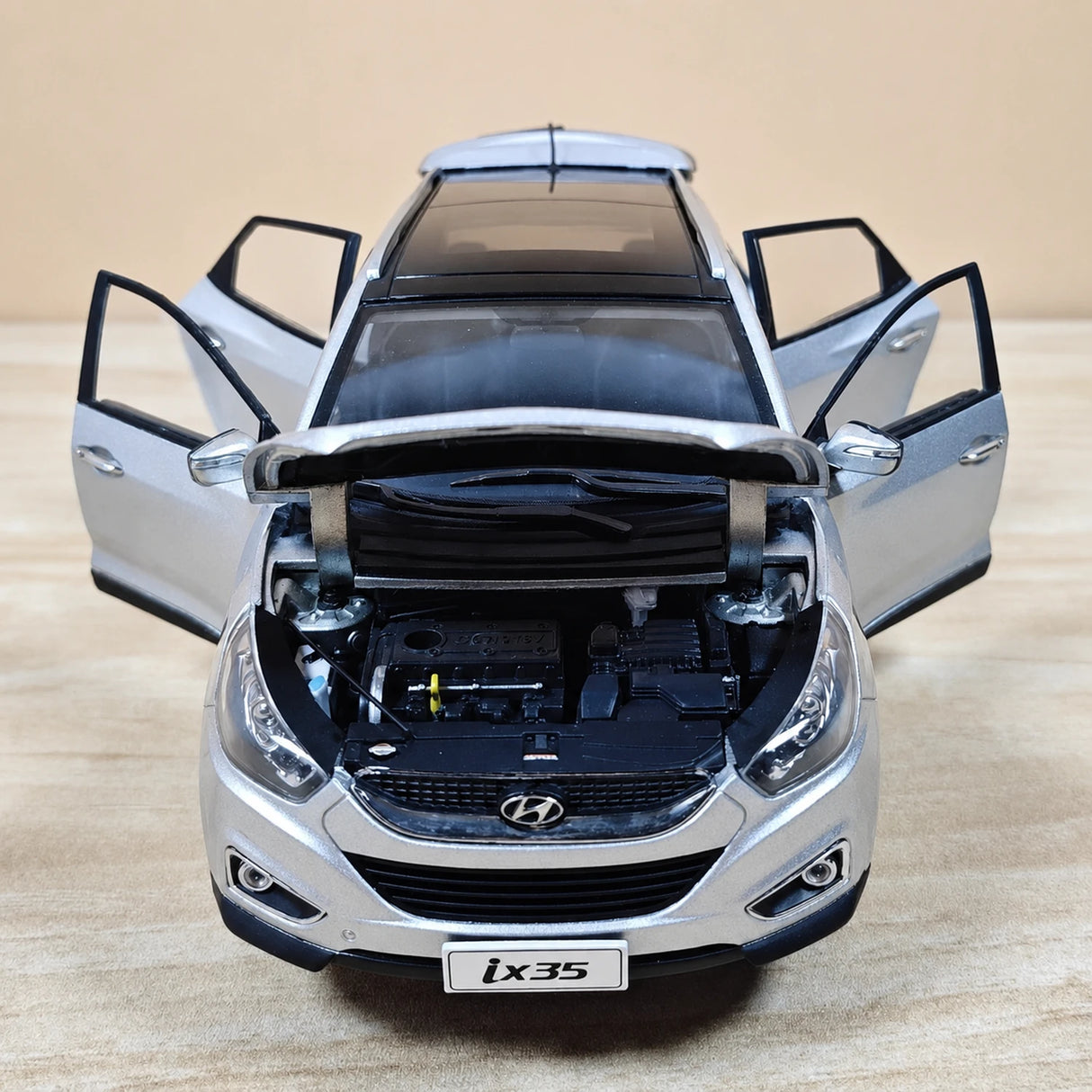 OEM Hyundai 2010 ix35 Silver 1:18 – kolekcjonerski model odlewany