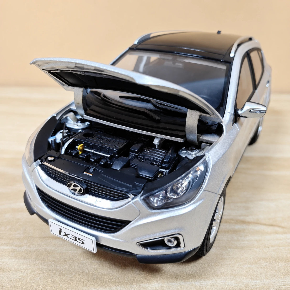 OEM Hyundai 2010 ix35 Silver 1:18 – kolekcjonerski model odlewany