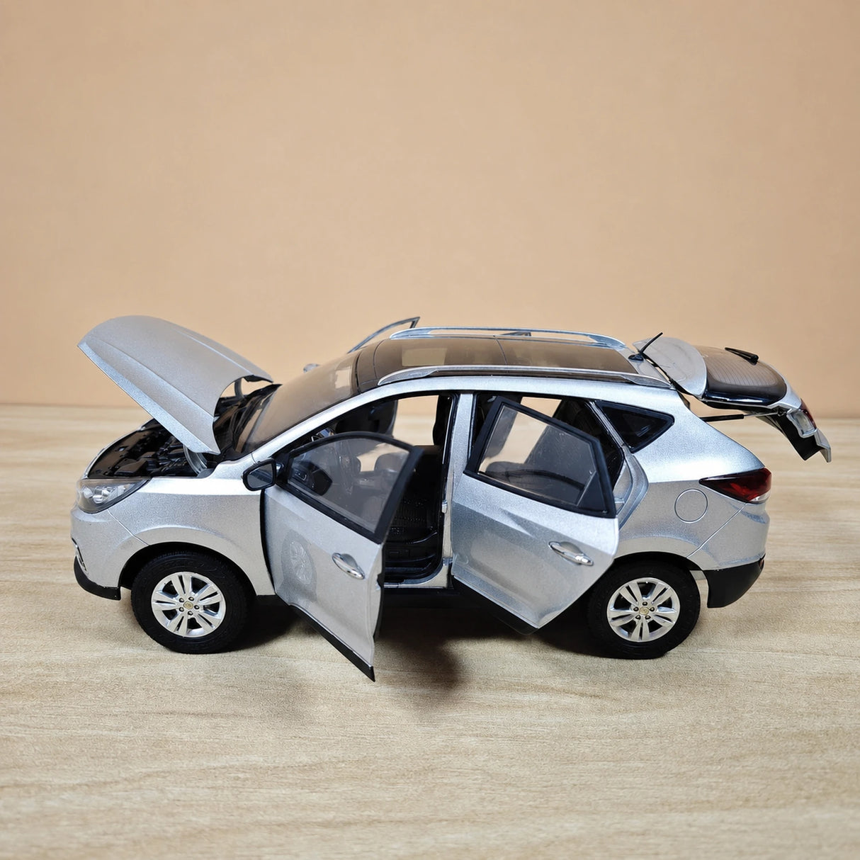 OEM Hyundai 2010 ix35 Silver 1:18 – kolekcjonerski model odlewany