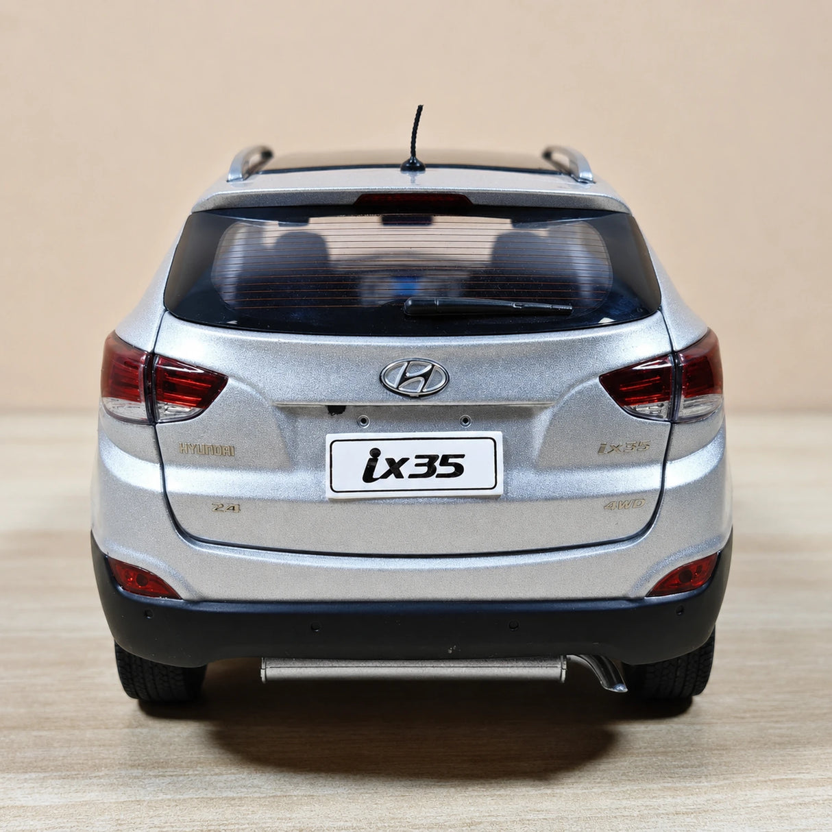 OEM Hyundai 2010 ix35 Silver 1:18 – kolekcjonerski model odlewany