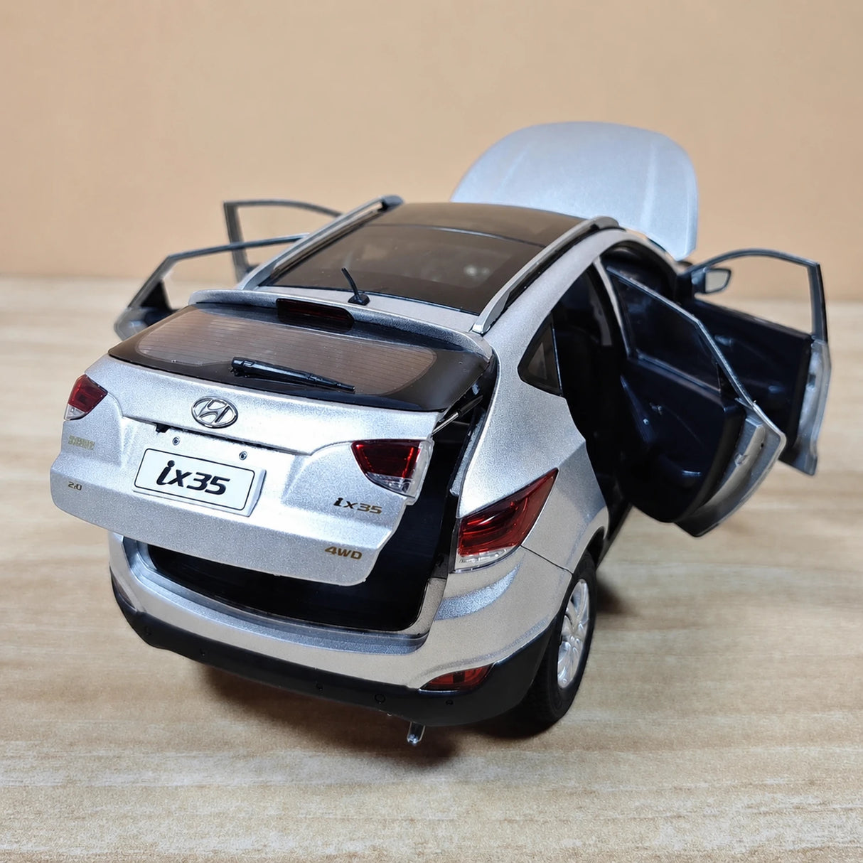 OEM Hyundai 2010 ix35 Silver 1:18 – kolekcjonerski model odlewany