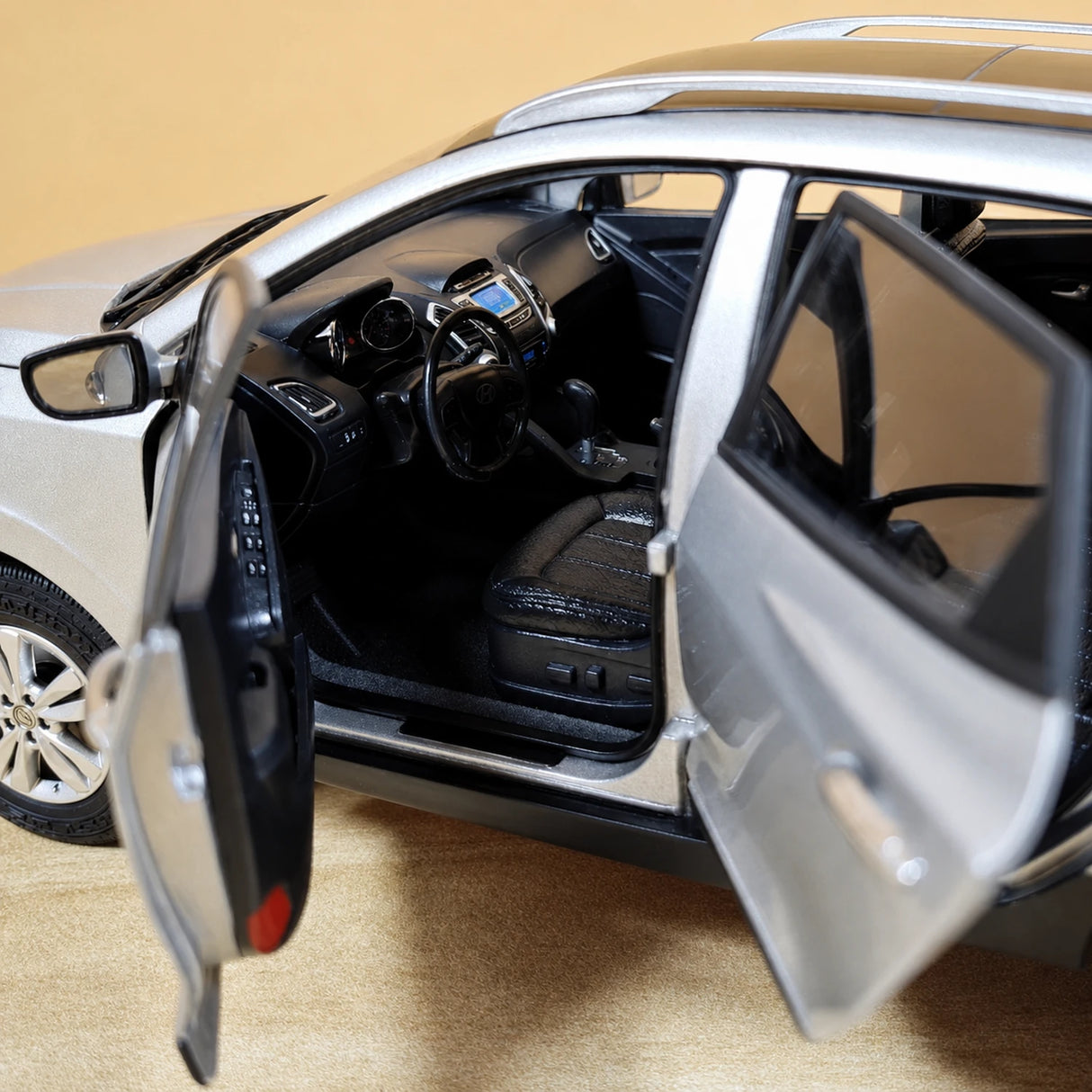 OEM Hyundai 2010 ix35 Silver 1:18 – kolekcjonerski model odlewany