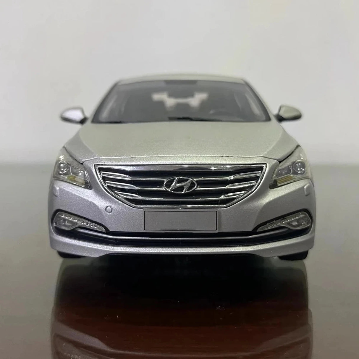 OEM Hyundai 2014 Mistra Silver 1:18 – Kolekcjonerski model odlewany z odlewu