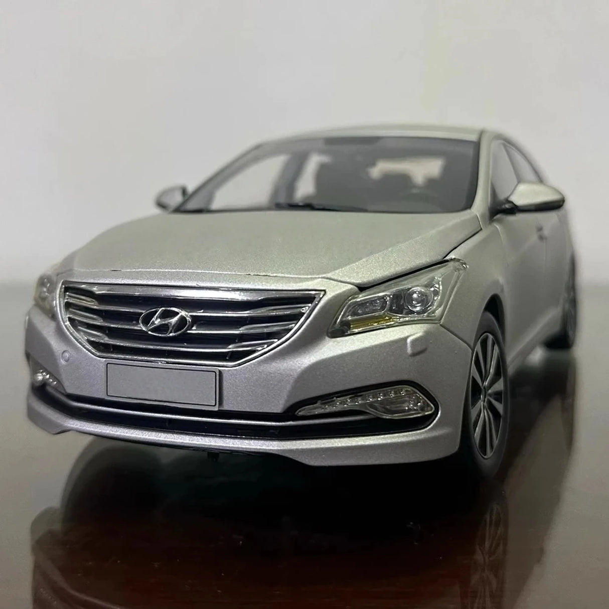 OEM Hyundai 2014 Mistra Silver 1:18 – Kolekcjonerski model odlewany z odlewu