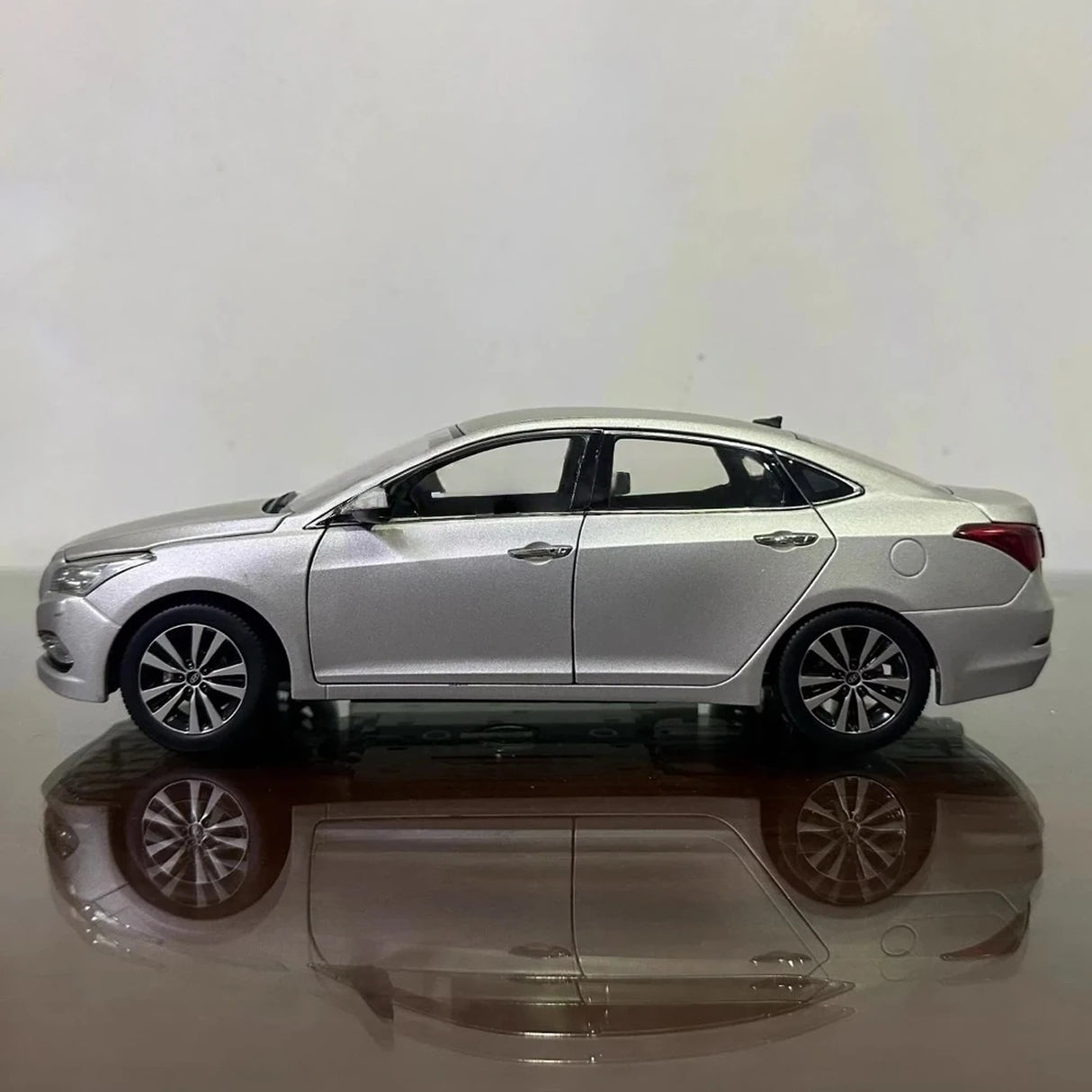 OEM Hyundai 2014 Mistra Silver 1:18 – Kolekcjonerski model odlewany z odlewu