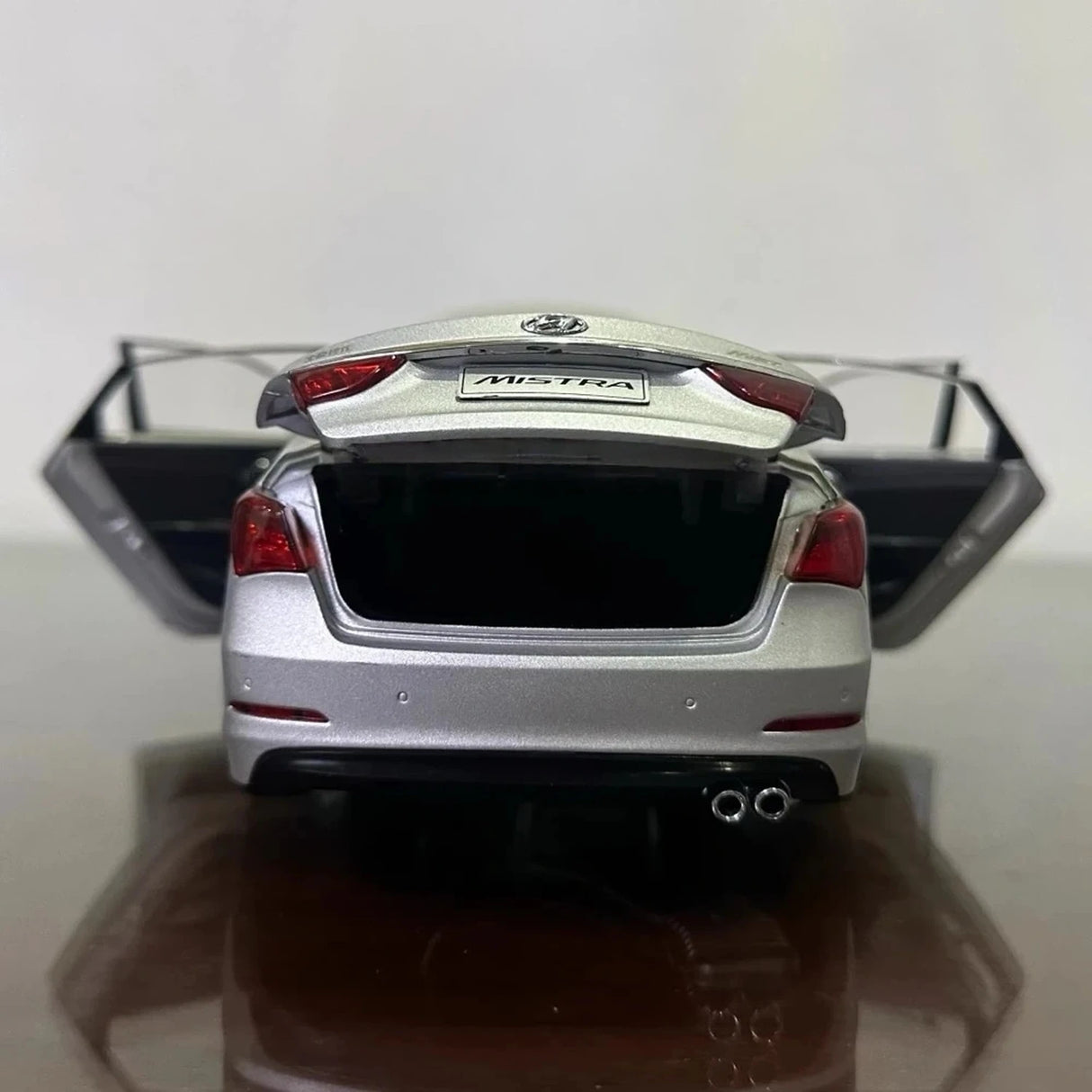 OEM Hyundai 2014 Mistra Silver 1:18 – Kolekcjonerski model odlewany z odlewu