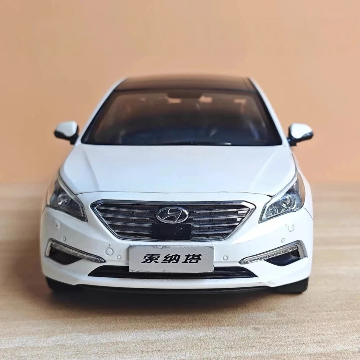 OEM Hyundai 2014 Sonata White 1:18 – Kolekcjonerski model odlewany