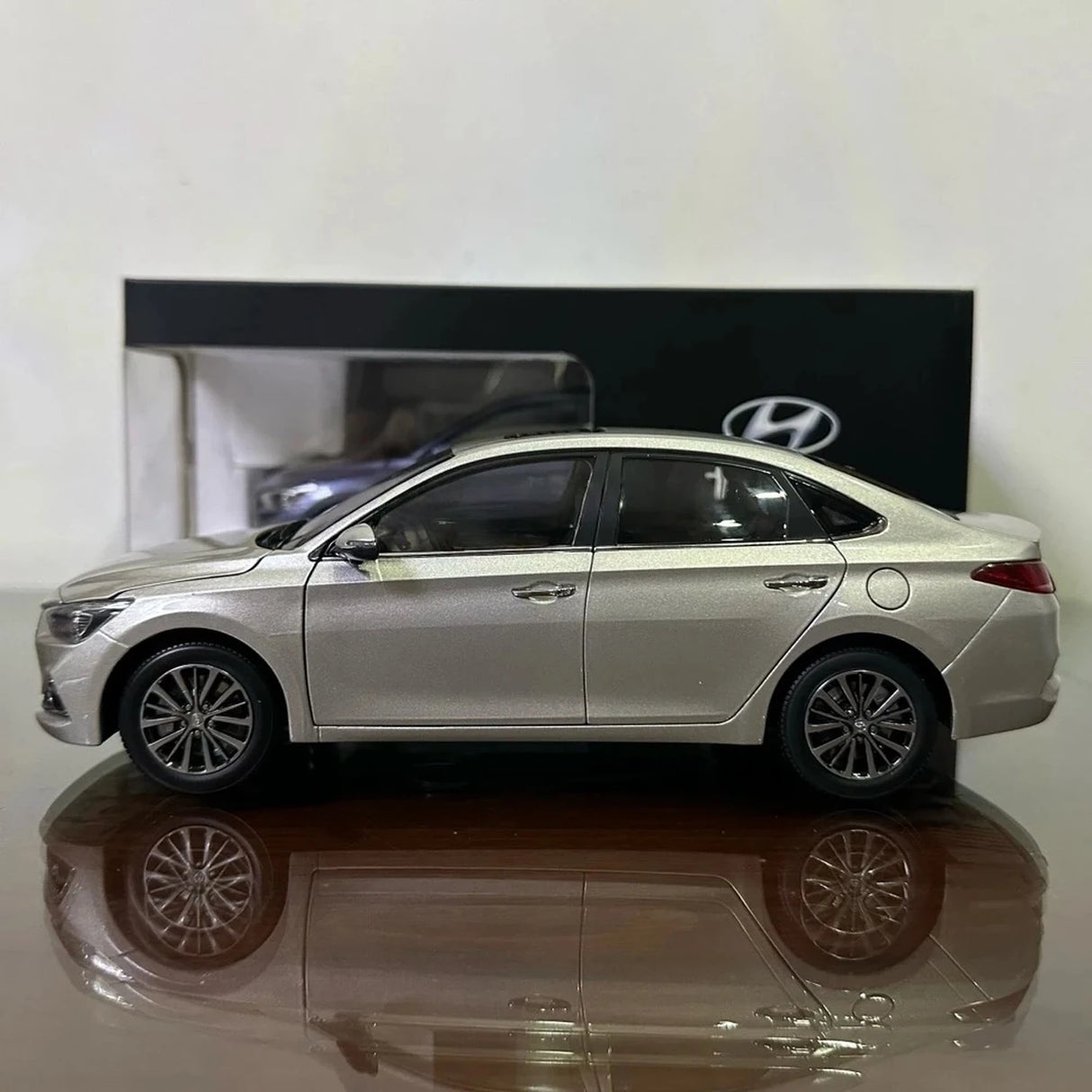 OEM Hyundai 2017 سيلستا سيلفر 1:18 – نموذج معدني قابل للجمع من القالب المصبوب
