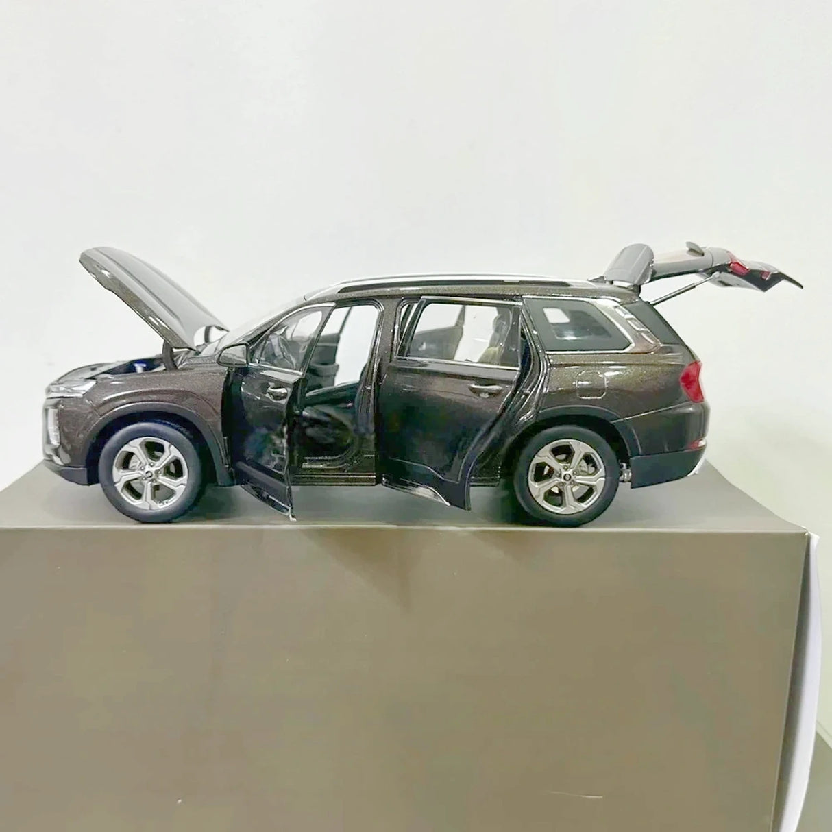 OEM Hyundai 2019 سانتا في براون 1:18 – نموذج معدني قابل للجمع من القالب المصبوب