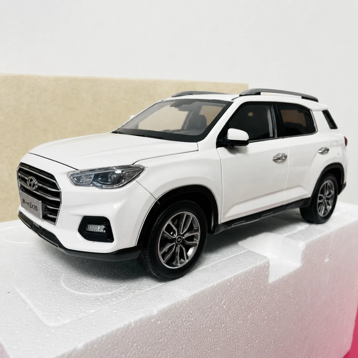 OEM Hyundai 2019 ix35 White 1:18 – Collectible Diecast Model Die-Cast