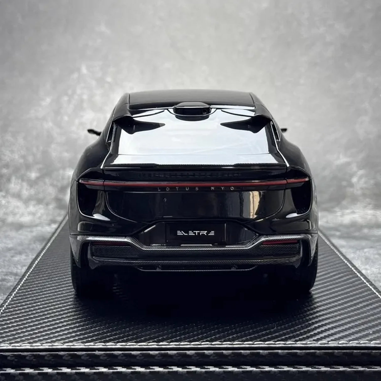 OEM Lotus 2022 إليتري بلاك 1:18 – نموذج معدني قابل للجمع من القالب المصبوب