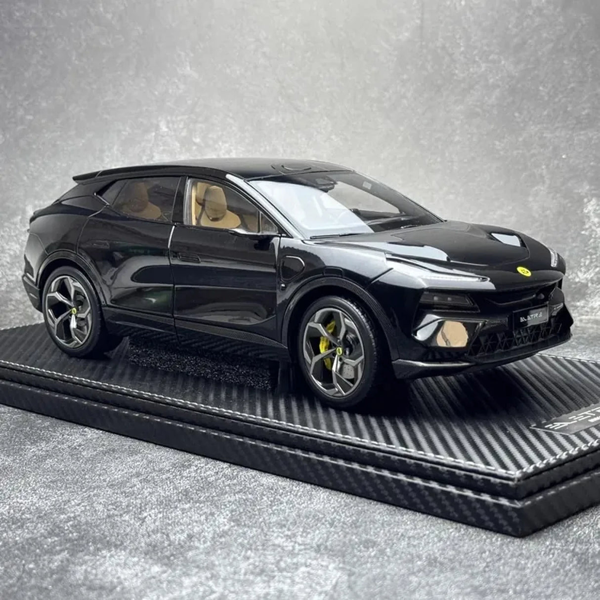 OEM Lotus 2022 إليتري بلاك 1:18 – نموذج معدني قابل للجمع من القالب المصبوب