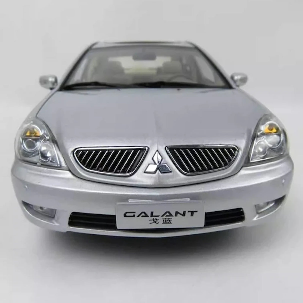 OEM Mitsubishi 2005 Galant prateado 1:18 – modelo de coleção em metal fundido