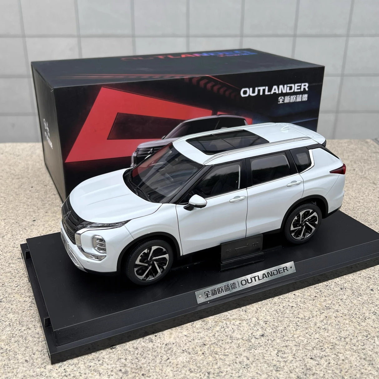 OEM Mitsubishi 2021 Outlander White 1:18 – Collectible Diecast Model Die-Cast