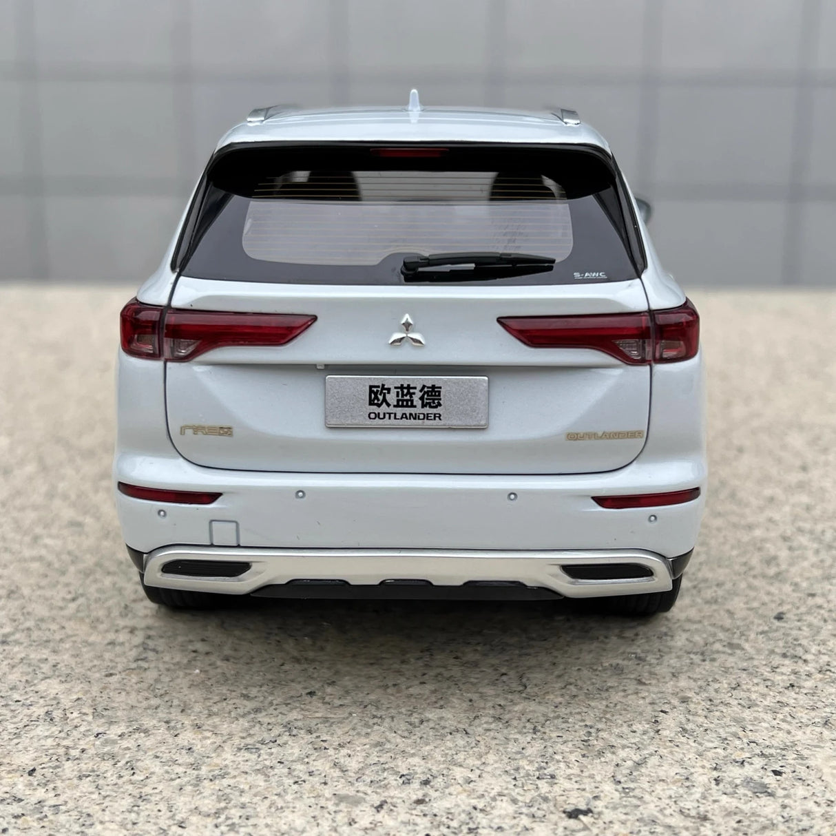 OEM Mitsubishi 2021 Outlander White 1:18 – Collectible Diecast Model Die-Cast