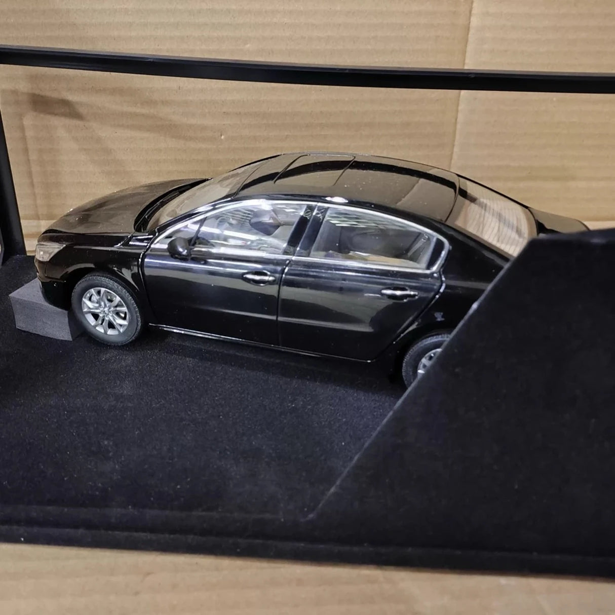 OEM Peugeot 2010 508 Black 1:18 – Keräilyvalmisteinen valumalli
