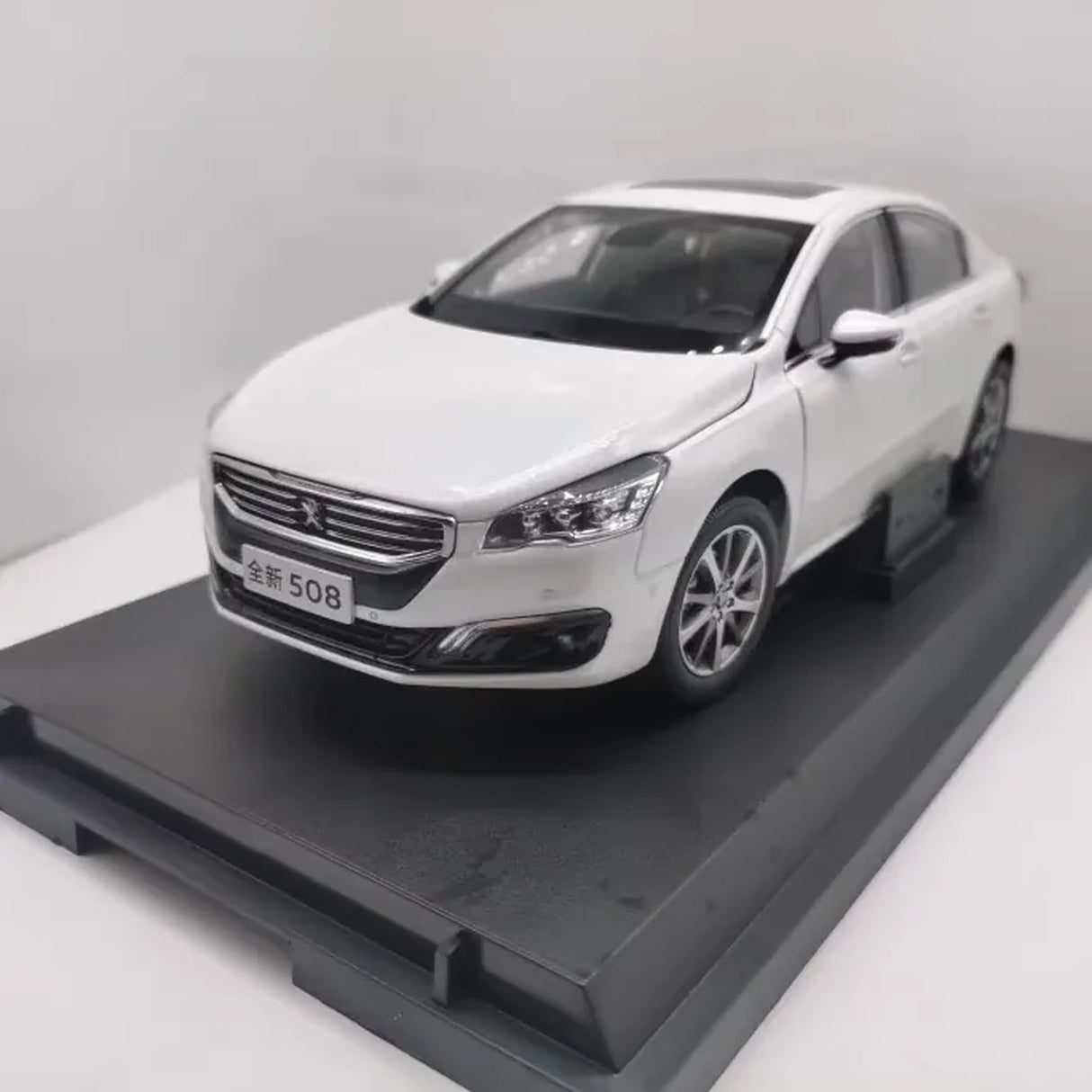 OEM Peugeot 2014 508 White 1:18 – Collectible Diecast Model Die-Cast