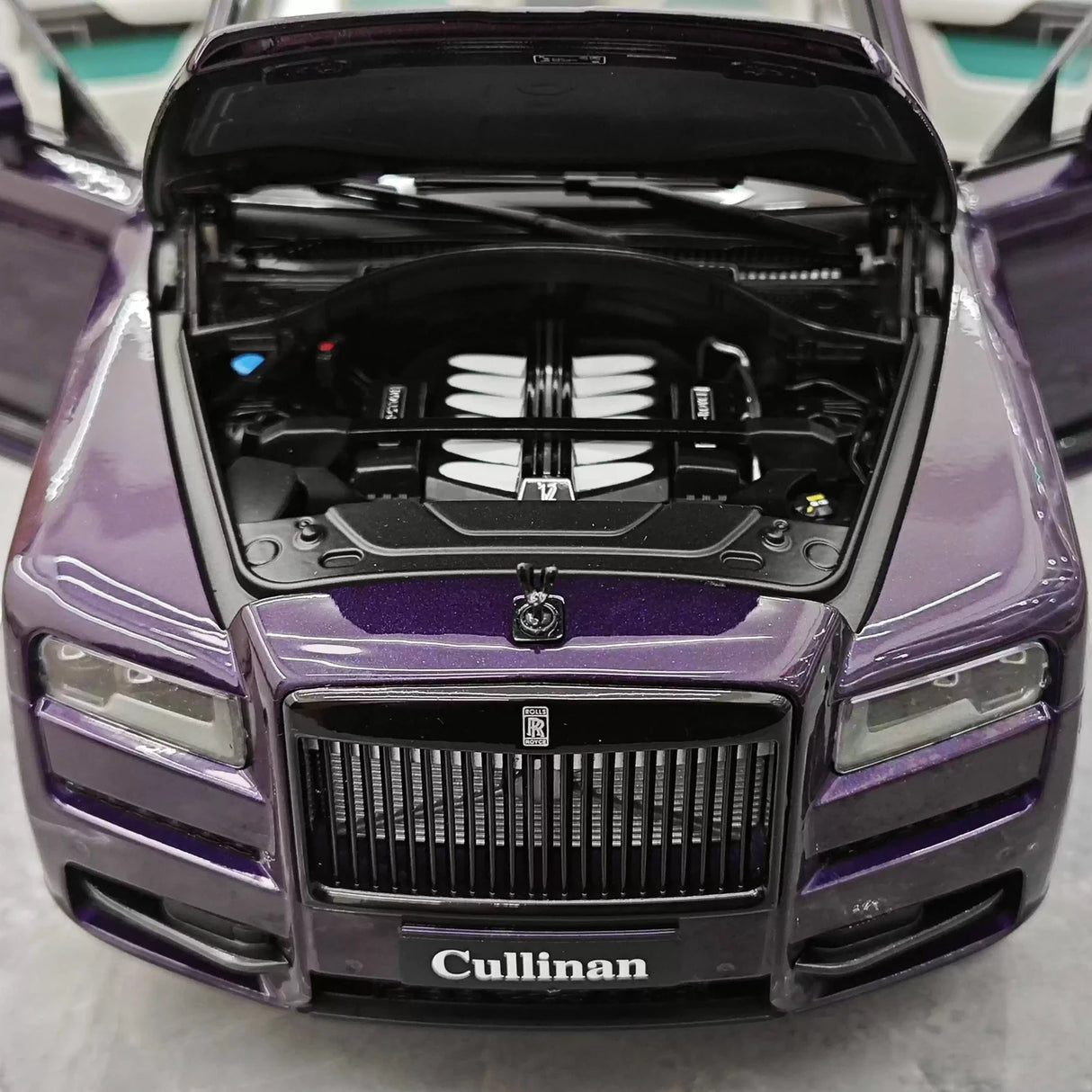 OEM Rolls-Royce 2018 Cullinan Purple 1:18 – Collectible Diecast Model Die-Cast