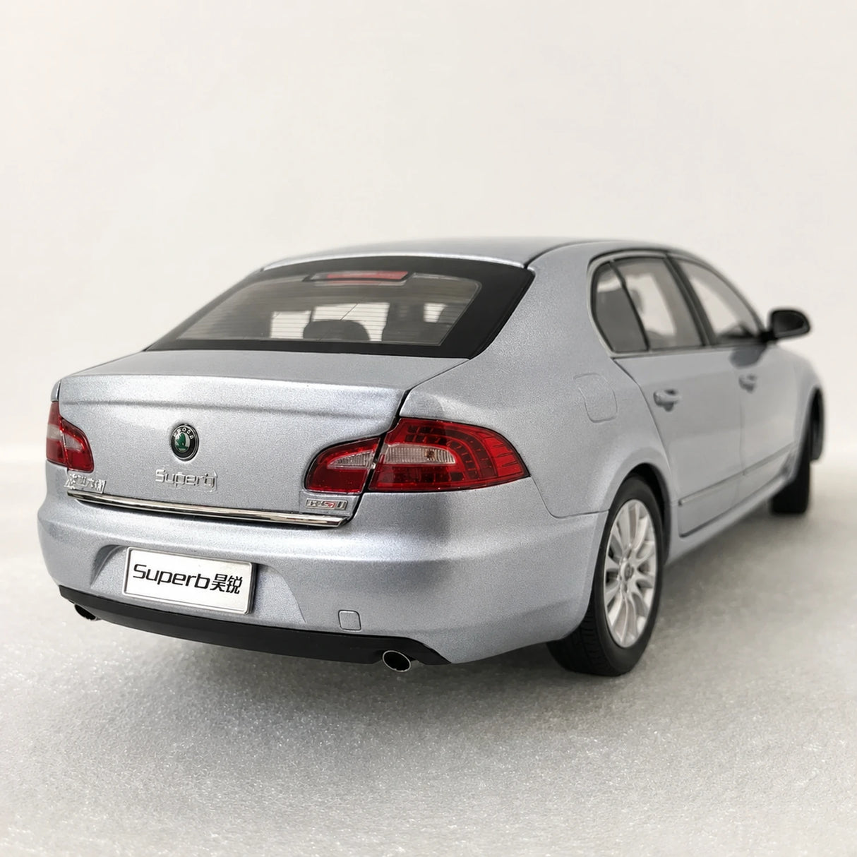 OEM Skoda 2008 Znakomity B6 Silver 1:18 – kolekcjonerski model odlewany