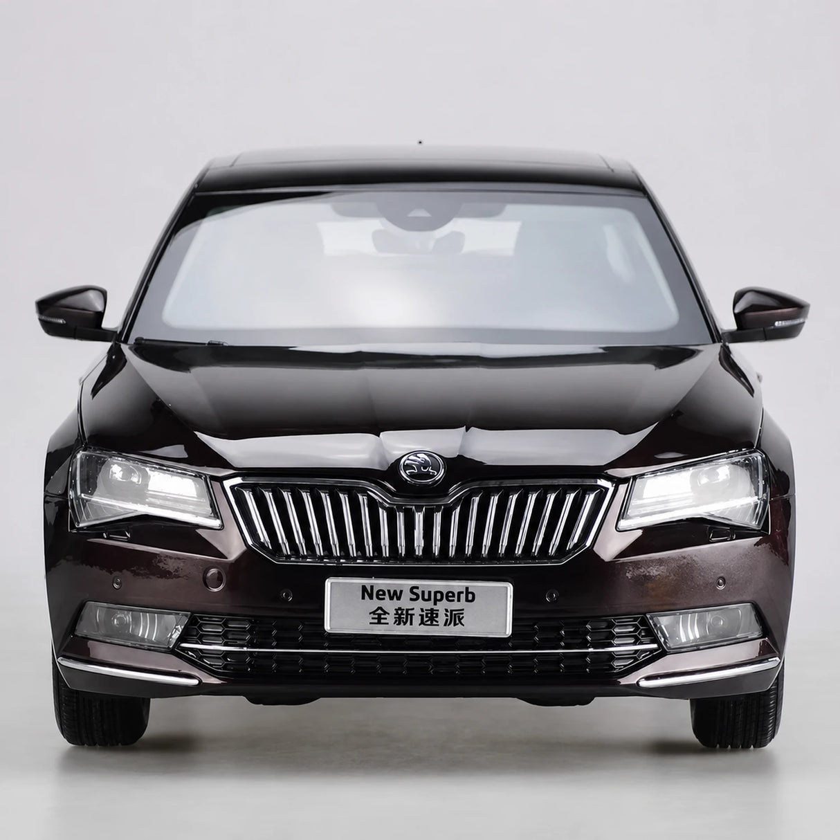 OEM Skoda 2008 Superb Red 1:18 – Collectible Diecast Model Die-Cast