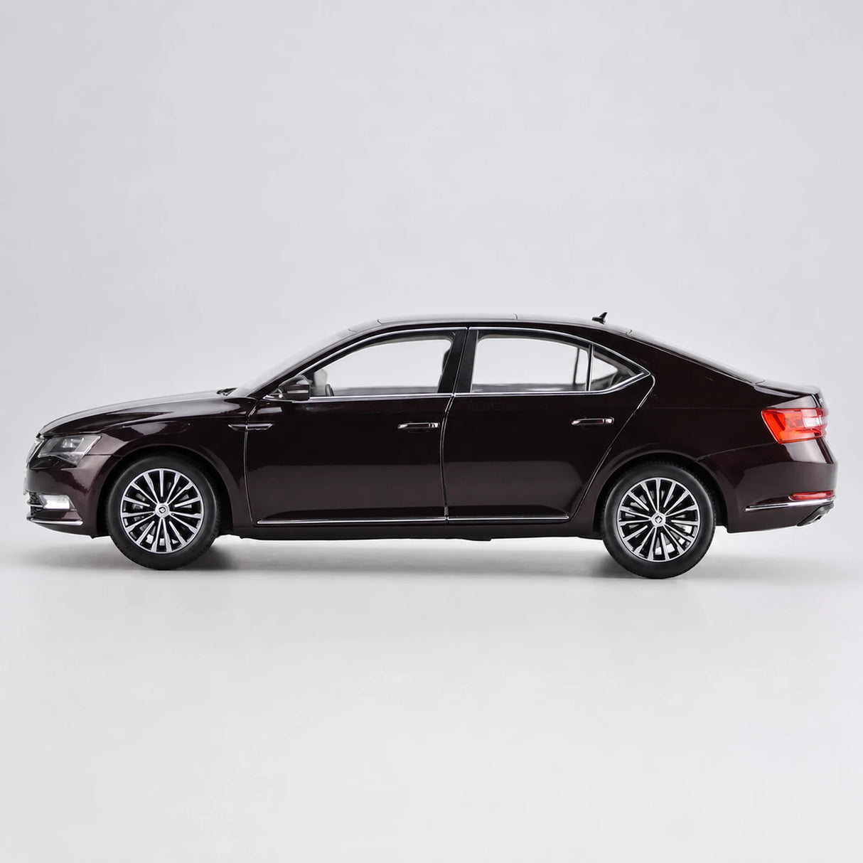 OEM Skoda 2008 Superb Red 1:18 – Collectible Diecast Model Die-Cast