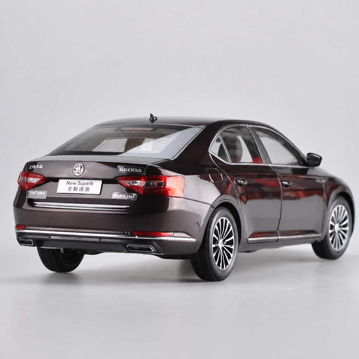 OEM Skoda 2008 Superb Red 1:18 – Collectible Diecast Model Die-Cast
