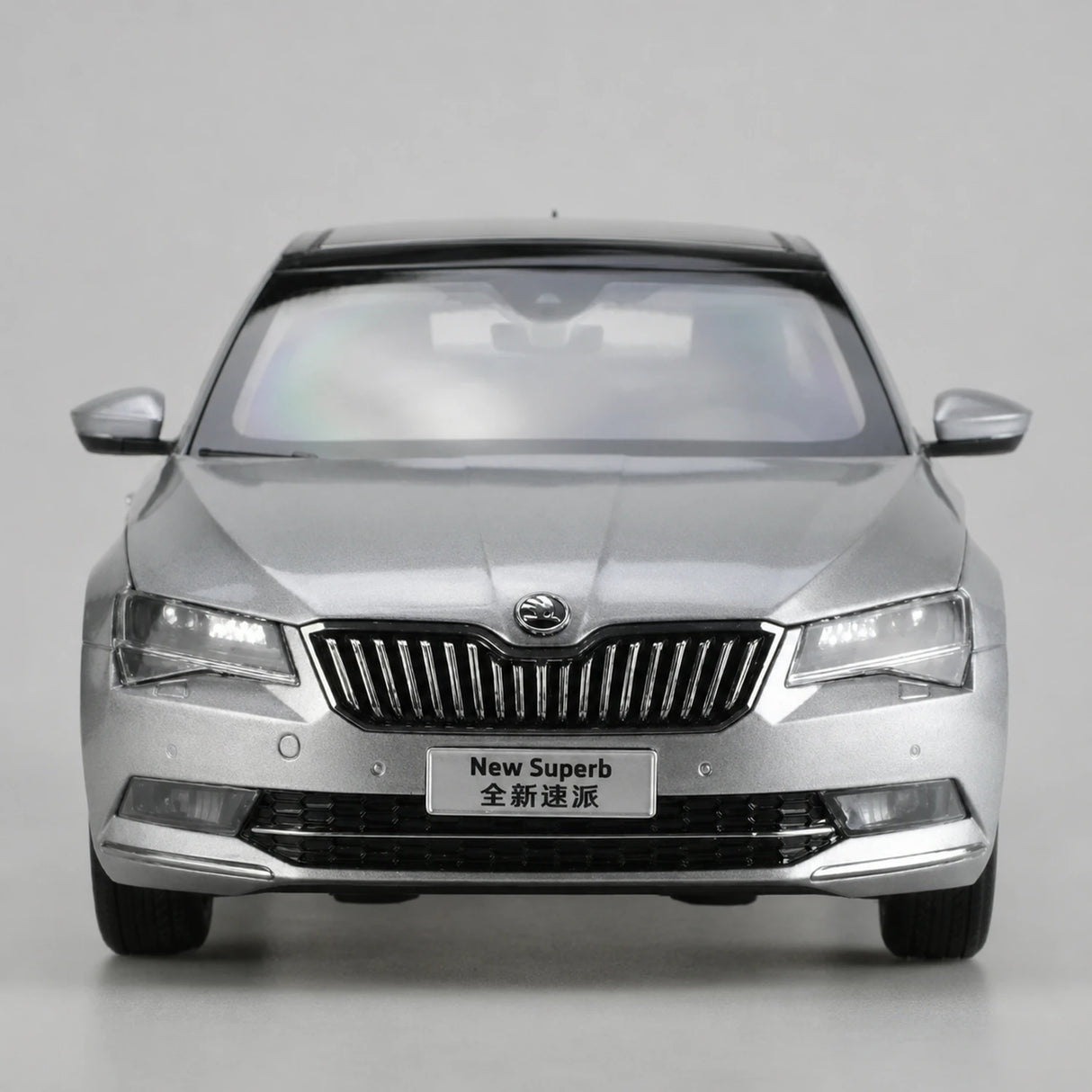 OEM Skoda 2008 Superb Silver 1:18 – Collectible Diecast Model Die-Cast